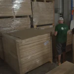 Склад магазину WoodWay Expert з палетами струганого шпону та працівником