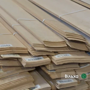 Пачка натурального струганого шпону вільхи завтовшки 2,5 мм з маркуванням на складі.