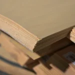 Торцевий зріз пачки шпону вільхи, що демонструє товщину листів 0,6 мм