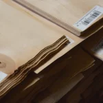 Торець пачки струганого шпону вільхи завтовшки 0,6 мм