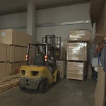 Навантажувач переміщує палети зі шпоном на складі WoodWay Expert