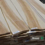 Пачка натурального струганого шпону вільхи 0,6 мм екстра з вираженим ядром та маркуванням.