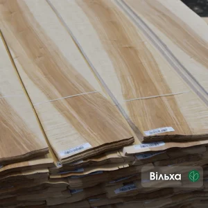 Пачка натурального струганого шпону вільхи 0,6 мм екстра з вираженим ядром та маркуванням.