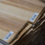 Торці пачки струганого шпону вільхи завтовшки 0,6 мм з етикетками штрихкодів.
