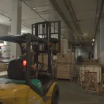 Жовтий навантажувач переміщує палети з пиломатеріалами на складі WoodWay Expert.