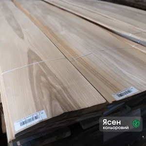 Натуральний струганий шпон ясена кольорового товщиною 0,6 мм екстра ґатунку на складі.