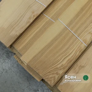 Натуральний струганий шпон ясена кольорового завтовшки 2,5 мм, пачки шпону першого ґатунку.