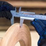 Вимірювання штангенциркулем товщини рулону кромки береста