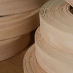 Кілька рулонів дубльованої кромки береста, крупний план шпону
