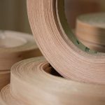 Торець рулону дубльованої кромки береста з кольоровим шаром основи