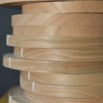Складені одна на одну котушки кромки черешні, крупний план шарів