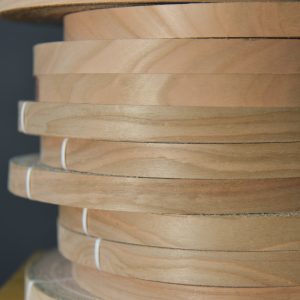 Складені одна на одну котушки кромки черешні, крупний план шарів