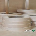 Рулон кромки шпону клена з биркою «Клен» серед інших рулонів