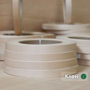 Рулон кромки шпону клена з биркою «Клен» серед інших рулонів