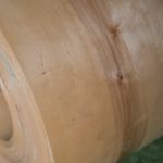 Текстура дубльованого шпону вільхи із сучком та тріщиною зблизька