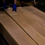 The process of selecting and packing sawn Teak veneer at the WoodWay Expert warehouse.