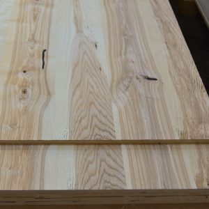 Close-up corner of ash wall panel 19 mm with small knots and a dark streak, 2800x1033