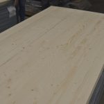 Текстура деревини зрощеного щита із сосни зі сучками на поверхні