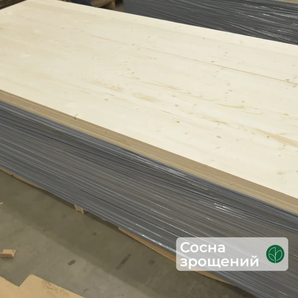 Пачки зрощеного меблевого щита із сосни в плівці на складі, фірмова плашка WoodWay